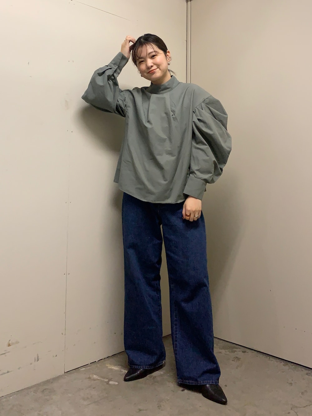 ブルー系のデニムパンツ、グレー系のシャツ/ブラウス、ブラック系のブーツを着用したレディースの冬コーディネートの3枚目の写真