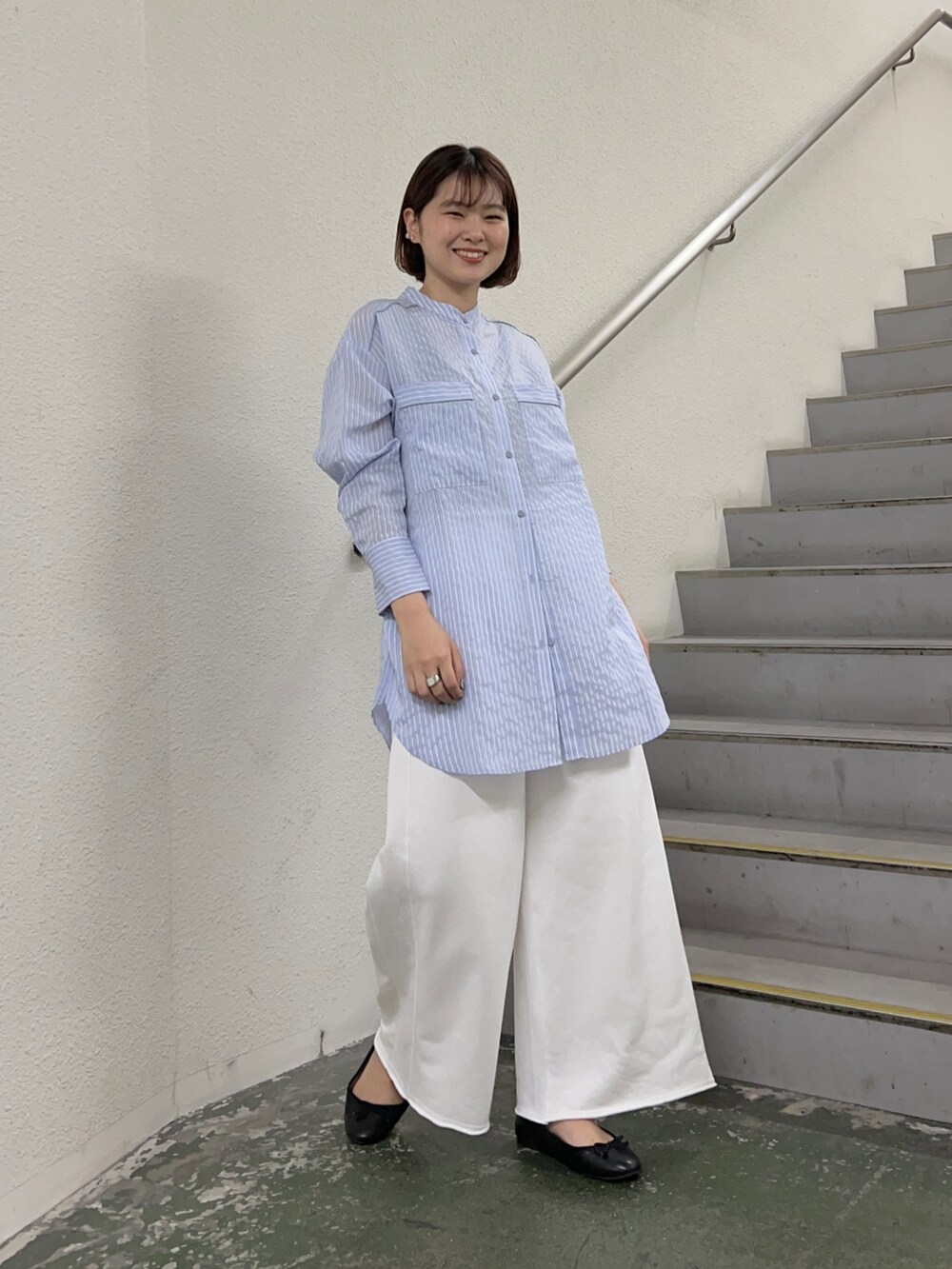 パープル系のシャツ/ブラウス、ホワイト系のその他パンツを着用したレディースの春コーディネートの2枚目の写真