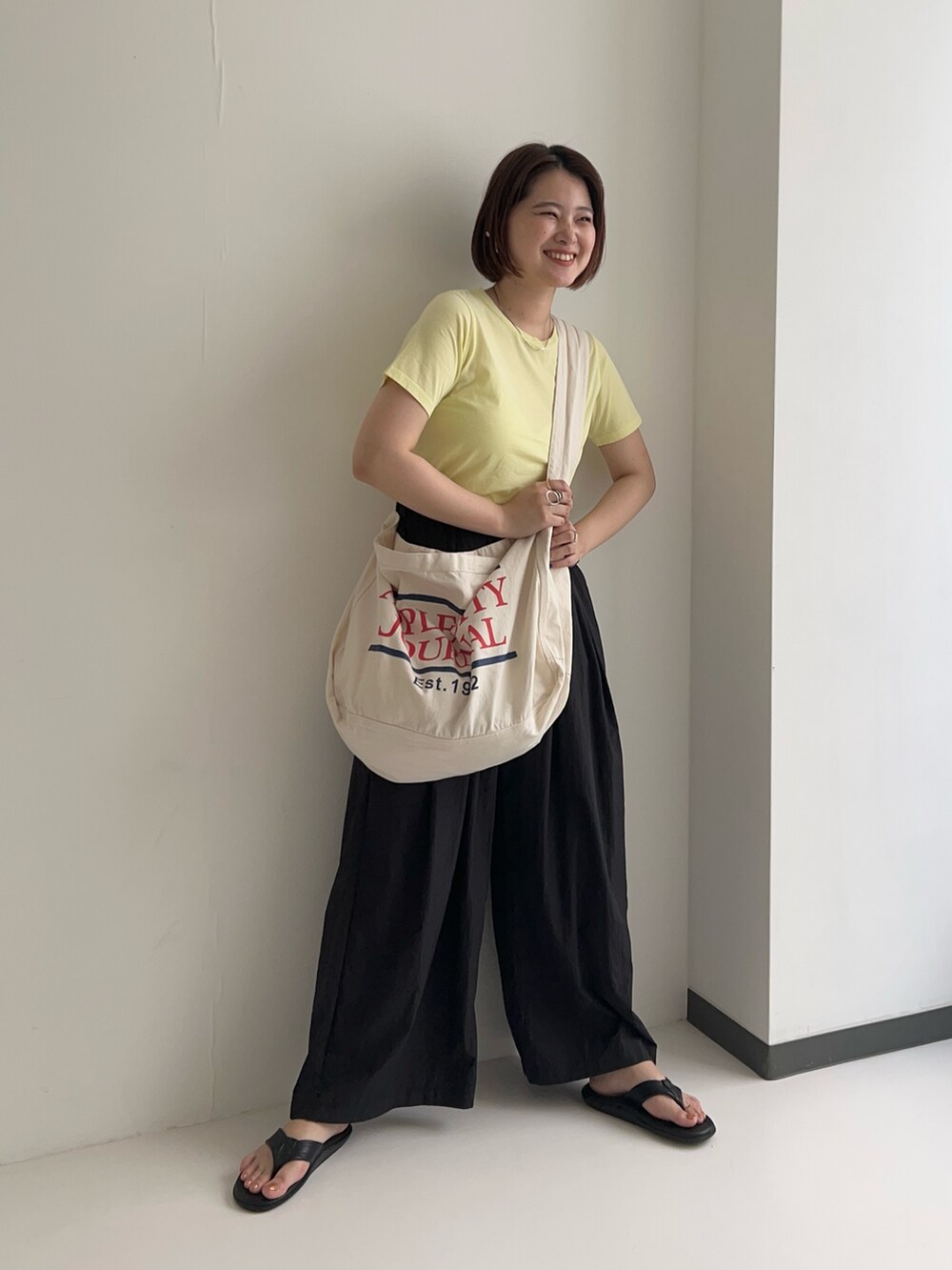 イエロー系のTシャツ/カットソー、ブラック系のその他パンツを着用したレディースの夏コーディネートの4枚目の写真