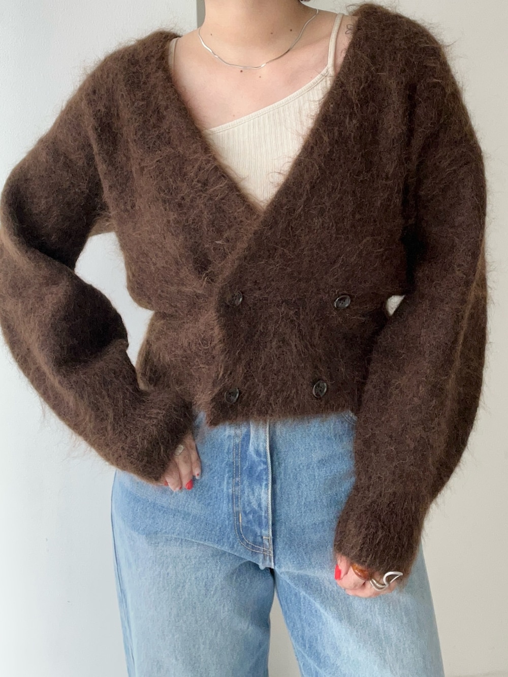 ブラウン系のカーディガン/ボレロ、ブルー系のデニムパンツを着用したレディースの秋コーディネートの4枚目の写真