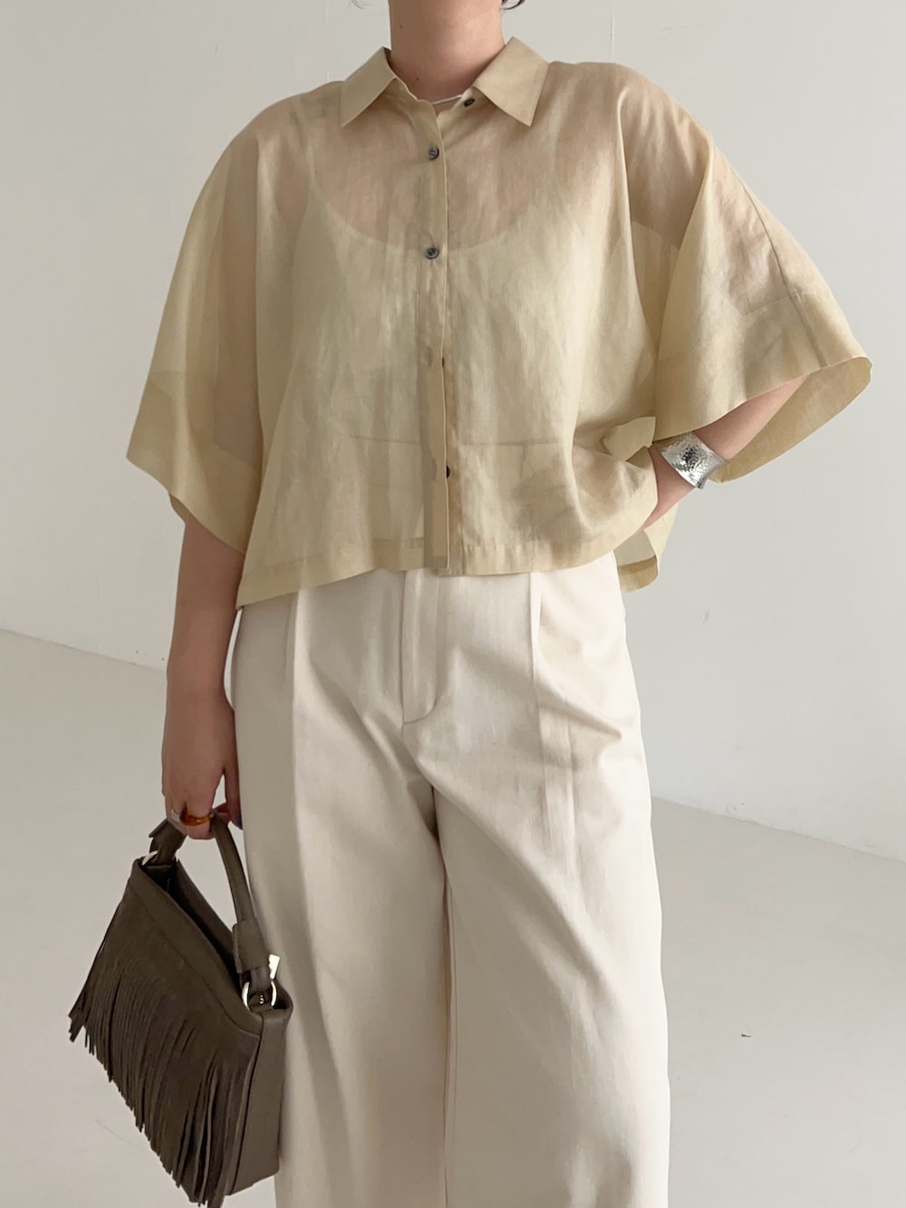 ベージュ系のその他パンツ、ベージュ系のシャツ/ブラウスを着用したレディースの夏コーディネートの4枚目の写真