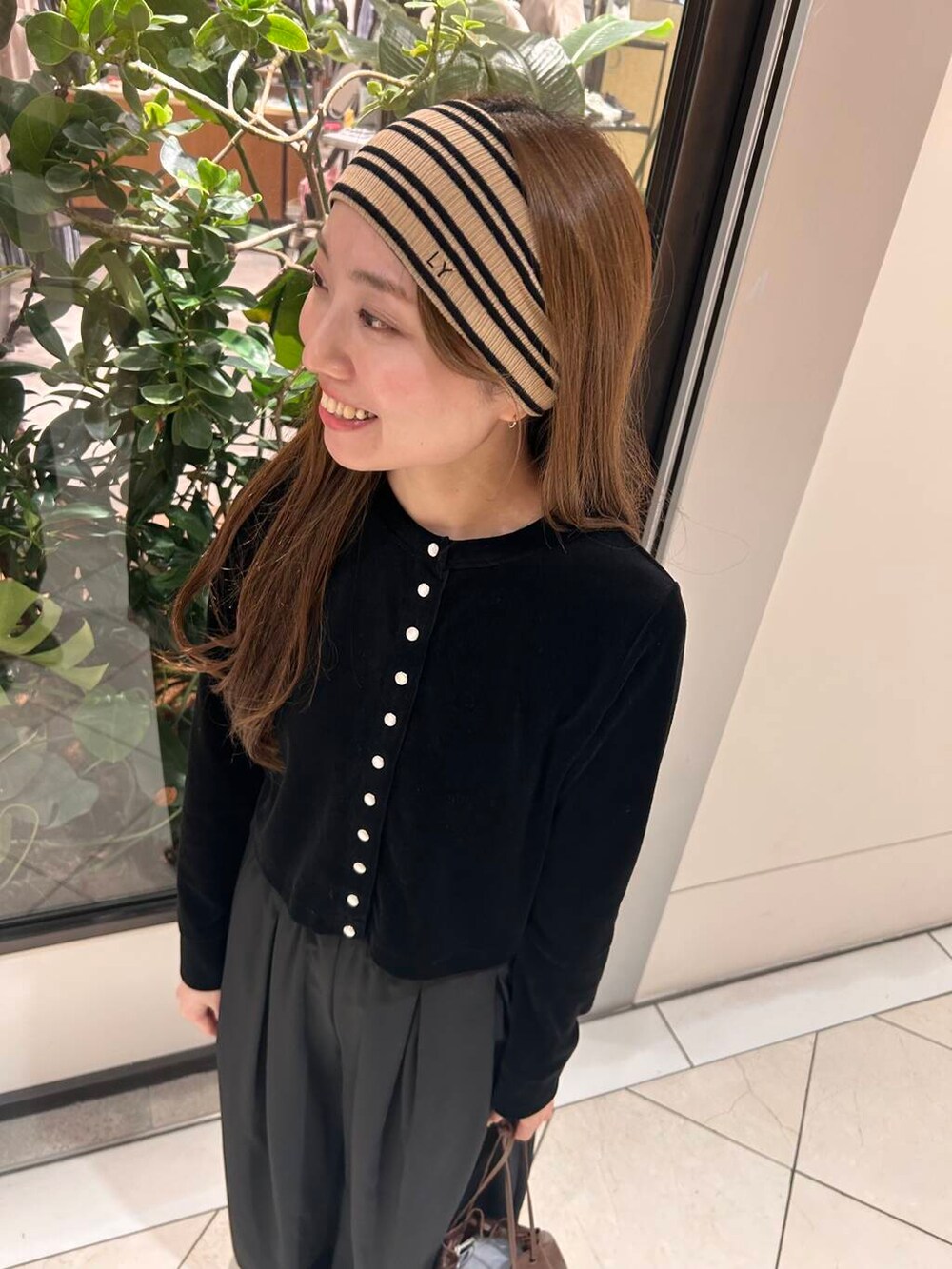 ブラウン系のショルダーバッグ、グレー系のその他パンツ、ブラック系のカーディガン/ボレロを着用したレディースの秋コーディネートの2枚目の写真