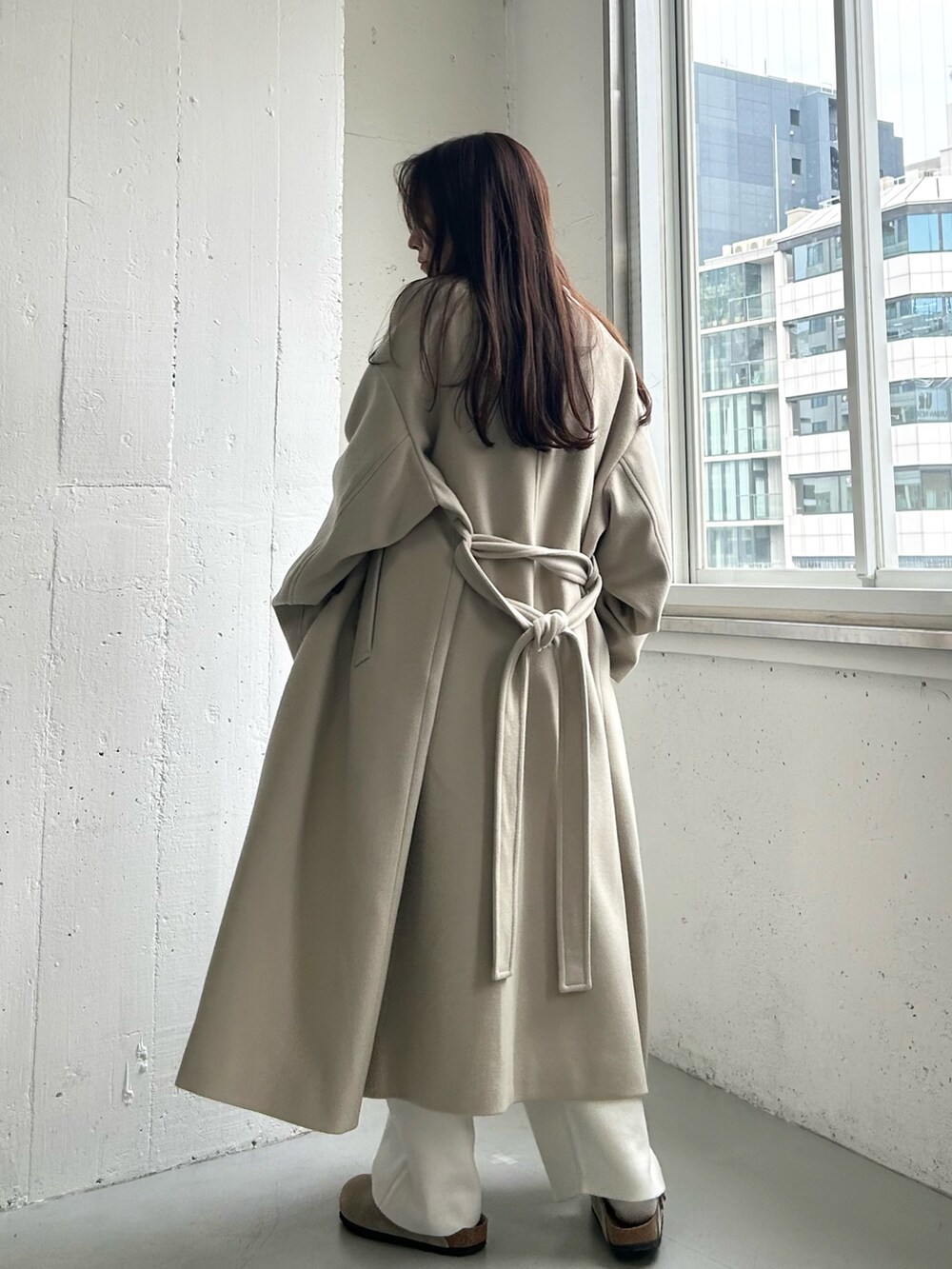 ベージュ系のサンダル、ホワイト系のその他パンツ、ベージュ系のチェスターコートを着用したレディースの秋コーディネートの4枚目の写真