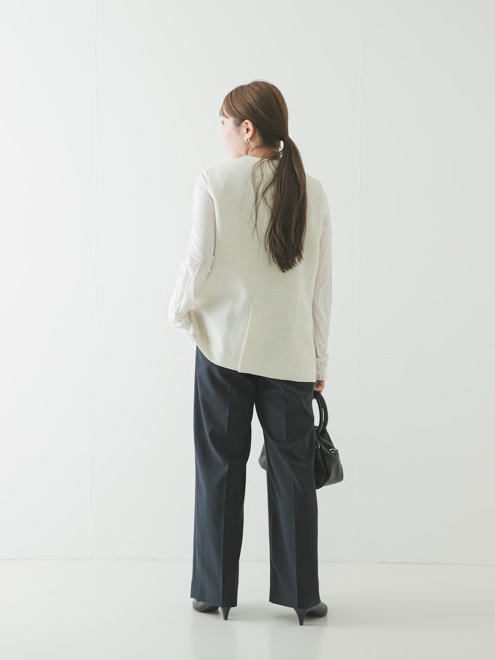 ブルー系のその他パンツ、ホワイト系のその他アウター、ホワイト系のTシャツ/カットソーを着用したレディースの春コーディネートの3枚目の写真