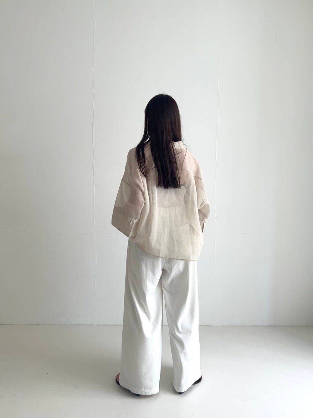ホワイト系のショルダーバッグ、ホワイト系のその他パンツ、グレー系のシャツ/ブラウスを着用したレディースの夏コーディネートの2枚目の写真