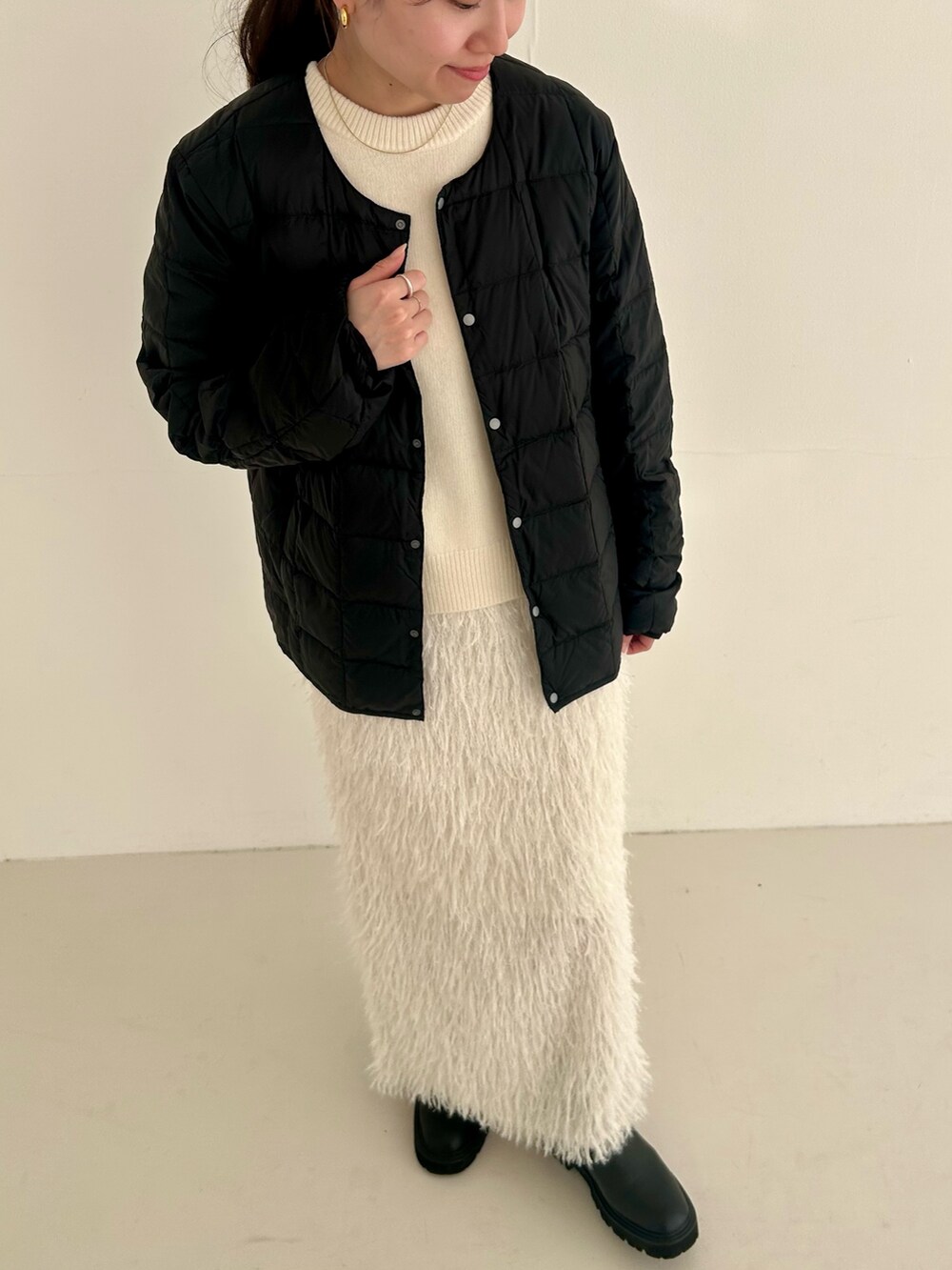 グリーン系のその他アウターを着用したレディースの秋コーディネートの5枚目の写真