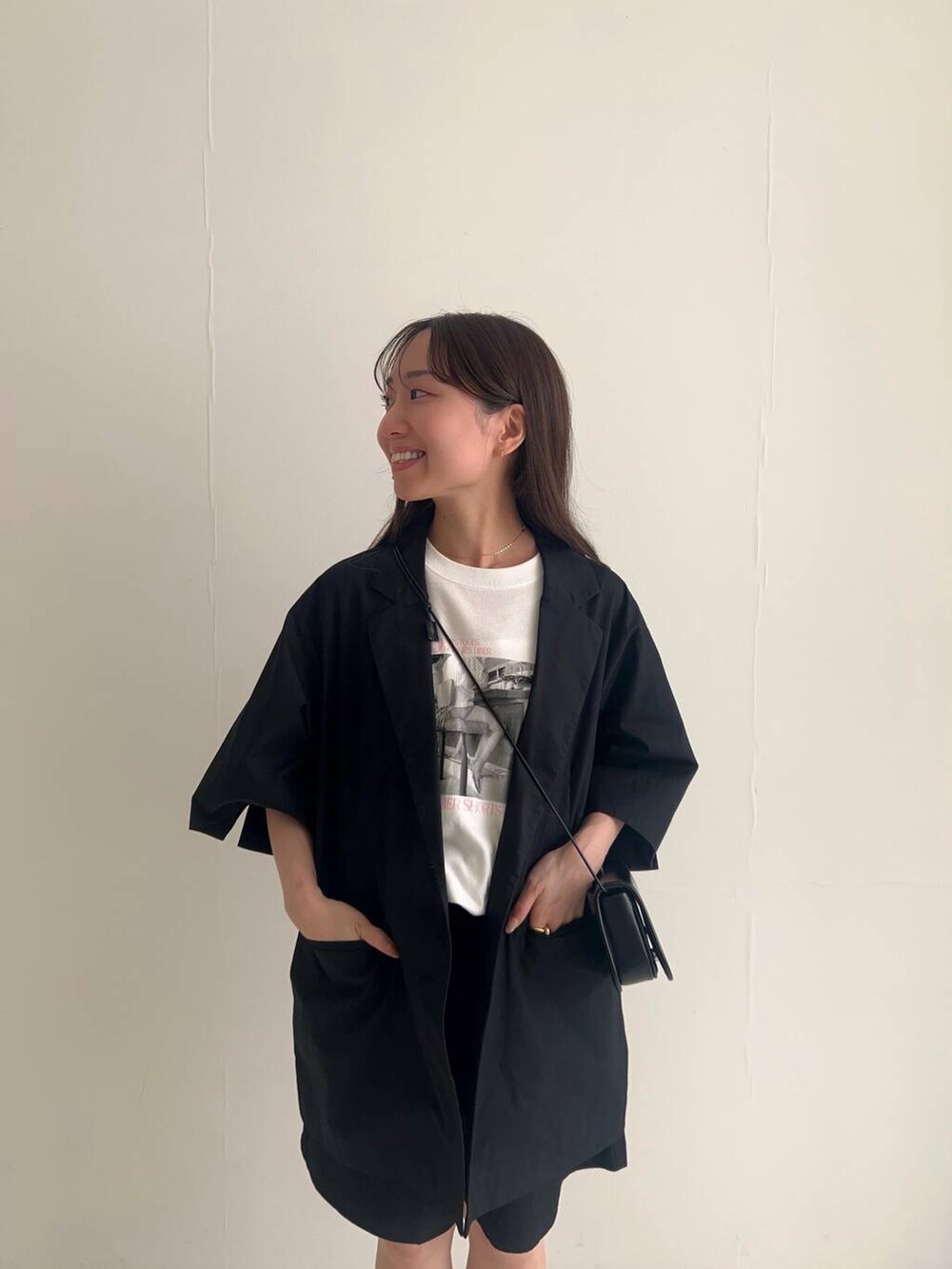 ブラック系のショルダーバッグ、ブラック系のパンプス、ブラック系のその他パンツを着用したレディースの夏コーディネートの2枚目の写真