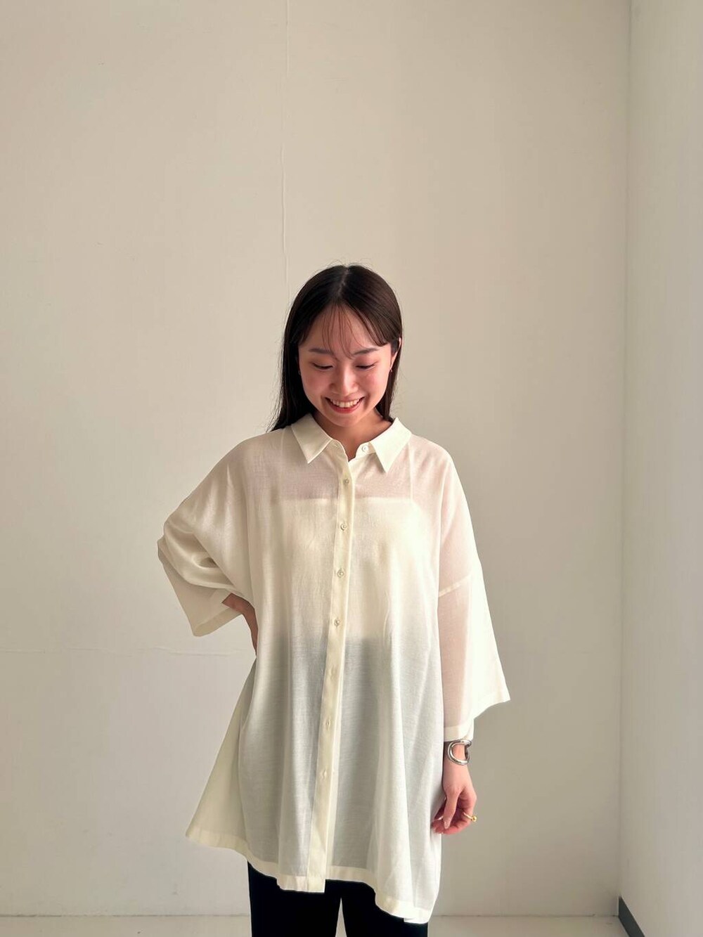 ブラック系のパンプス、ホワイト系のシャツ/ブラウス、ブラック系のその他パンツを着用したレディースの夏コーディネートの3枚目の写真