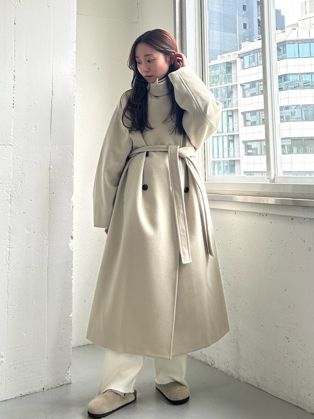 ベージュ系のサンダル、ホワイト系のその他パンツ、ベージュ系のチェスターコートを着用したレディースの秋コーディネートの5枚目の写真