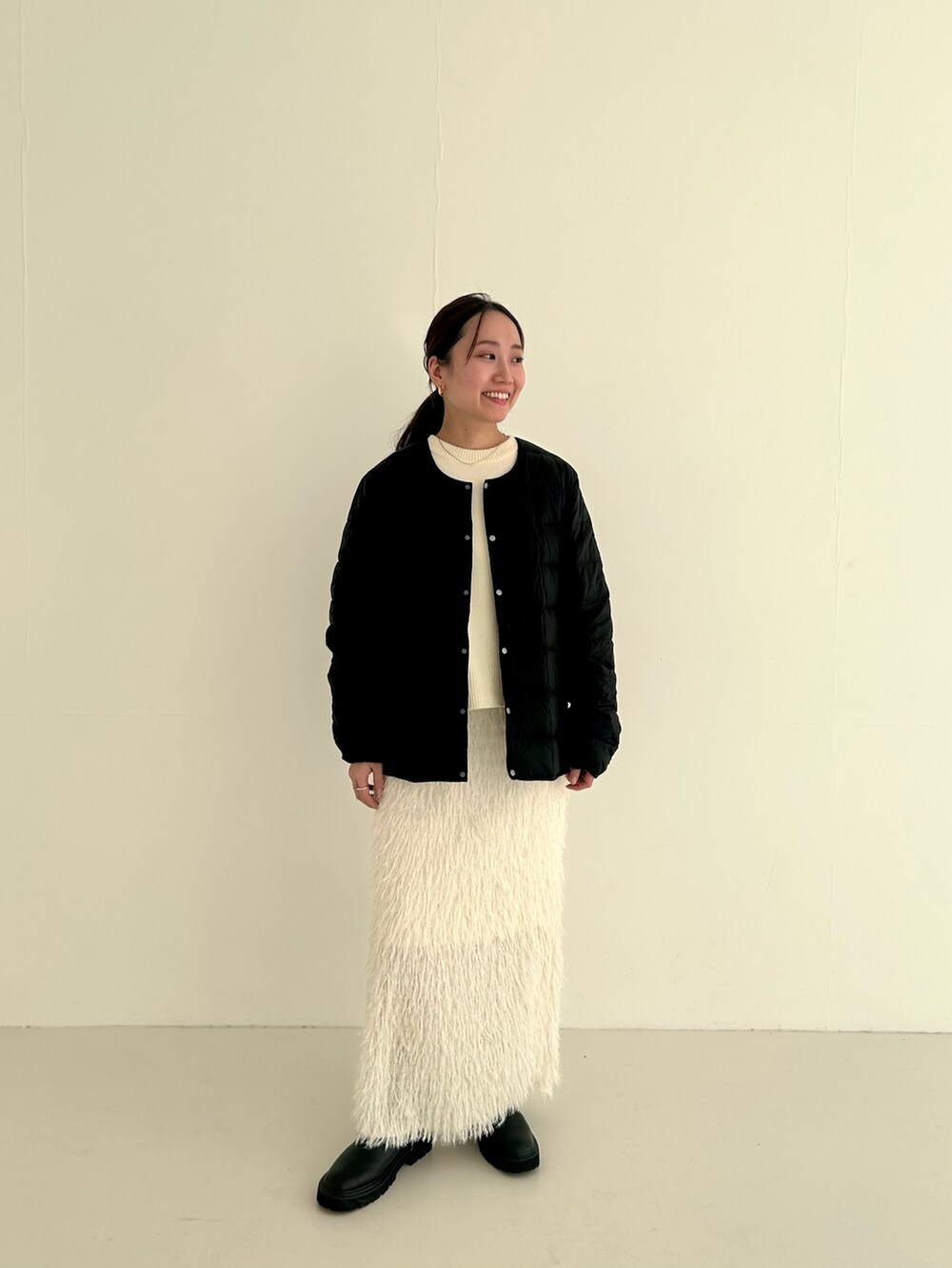 グリーン系のその他アウターを着用したレディースの秋コーディネートの4枚目の写真