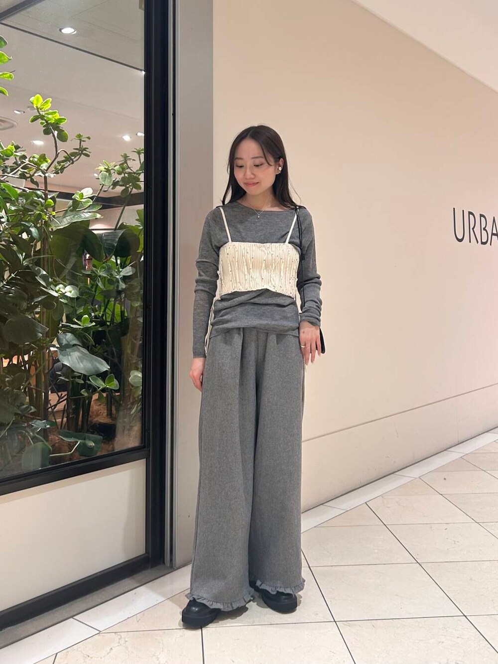 グレー系のその他パンツ、グレー系のニット/セーター、ブラック系のブーツを着用したレディースの冬コーディネートの2枚目の写真