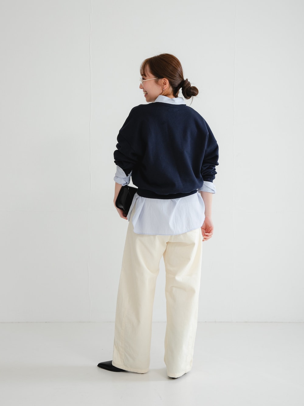 ブラック系のブーツ、ホワイト系のその他パンツ、ブルー系のシャツ/ブラウスを着用したレディースの冬コーディネートの2枚目の写真