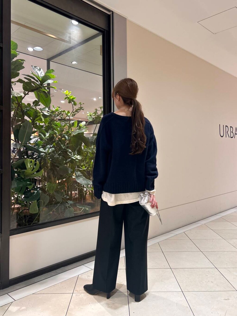 ブラック系のその他パンツ、ホワイト系のTシャツ/カットソー、シルバー系のショルダーバッグを着用したレディースの冬コーディネートの4枚目の写真