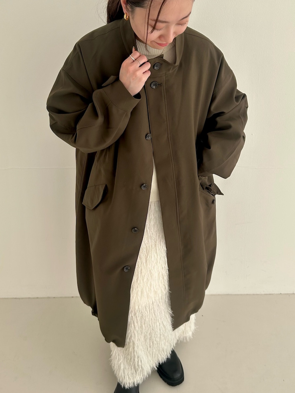 グリーン系のその他アウターを着用したレディースの秋コーディネートの3枚目の写真