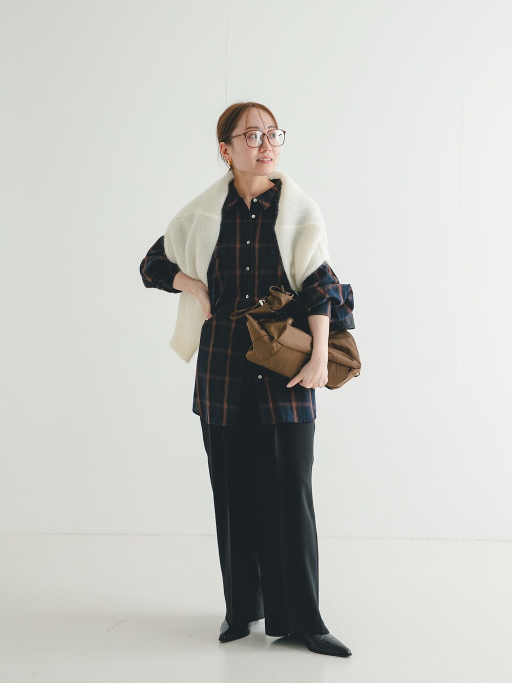 ブラック系のブーツ、グレー系のその他パンツ、ブルー系のシャツ/ブラウスを着用したレディースの冬コーディネートの2枚目の写真