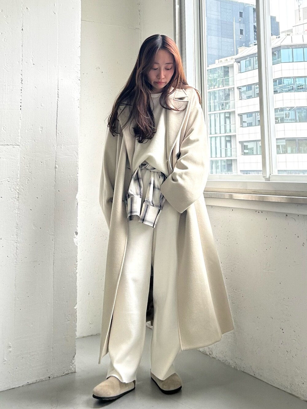 ベージュ系のサンダル、ホワイト系のその他パンツ、ベージュ系のチェスターコートを着用したレディースの秋コーディネートの2枚目の写真