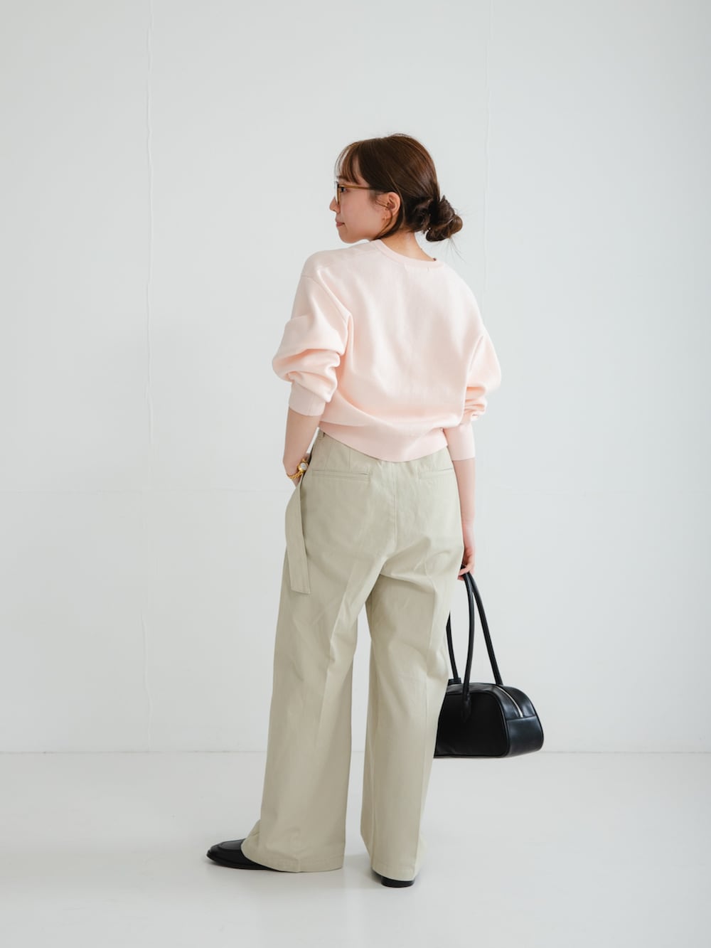 ピンク系のニット/セーター、ブラック系のローファー、ブラウン系のメガネを着用したレディースの冬コーディネートの3枚目の写真