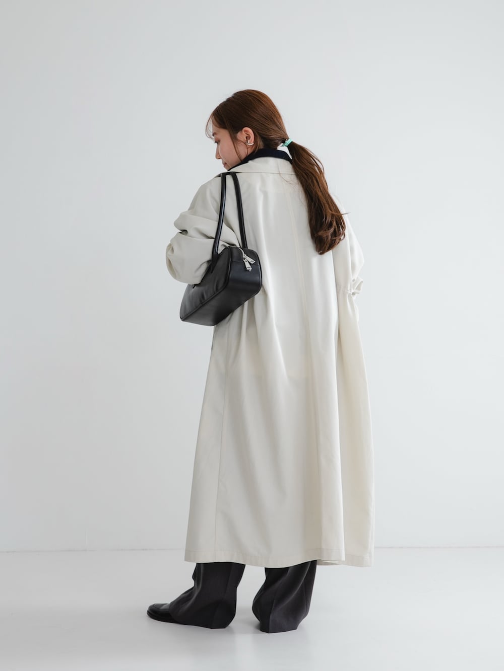 グレー系のその他パンツ、ホワイト系のTシャツ/カットソー、ブルー系のスウェットを着用したレディースの冬コーディネートの2枚目の写真