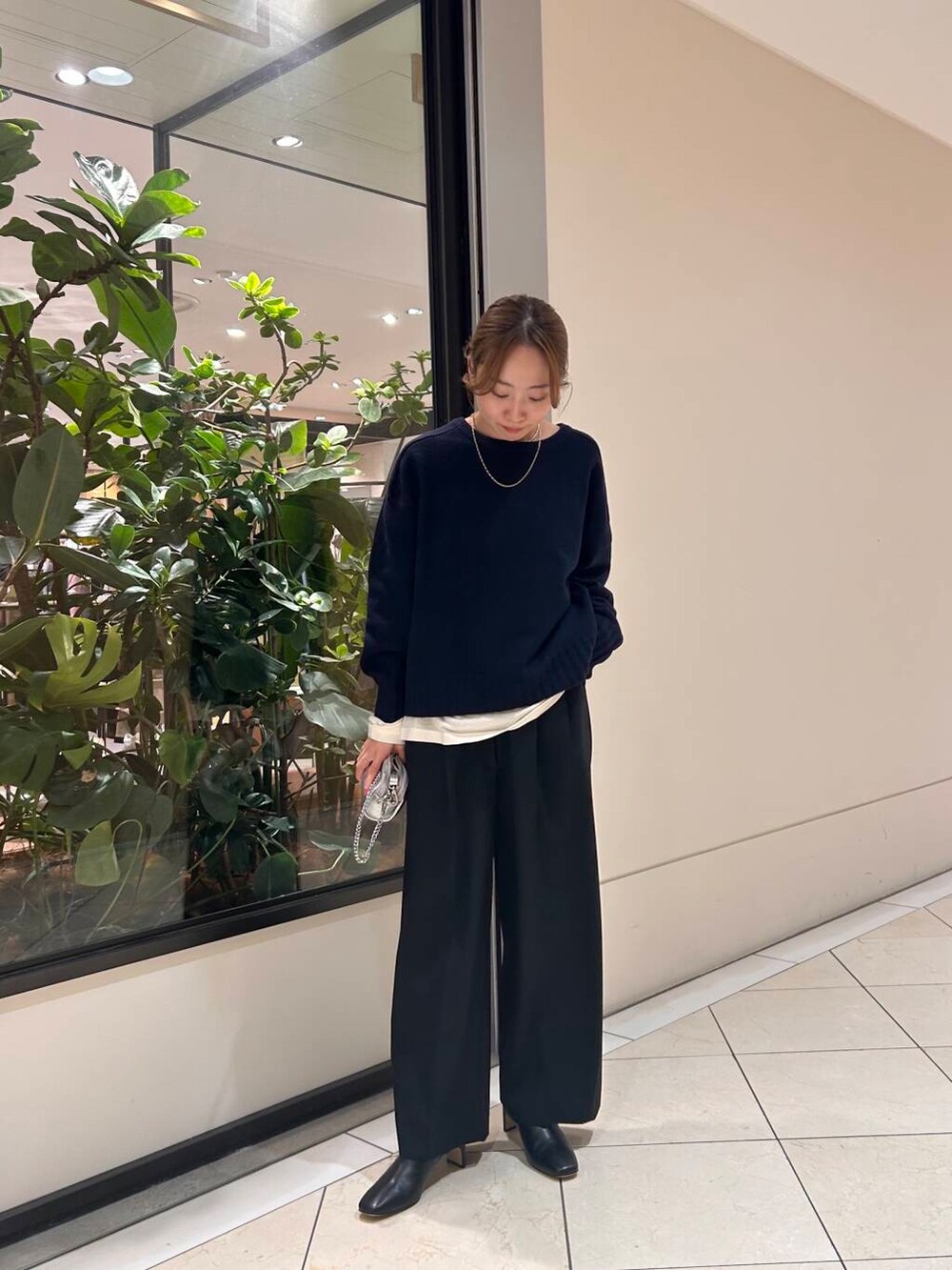 ブラック系のその他パンツ、ホワイト系のTシャツ/カットソー、シルバー系のショルダーバッグを着用したレディースの冬コーディネートの3枚目の写真