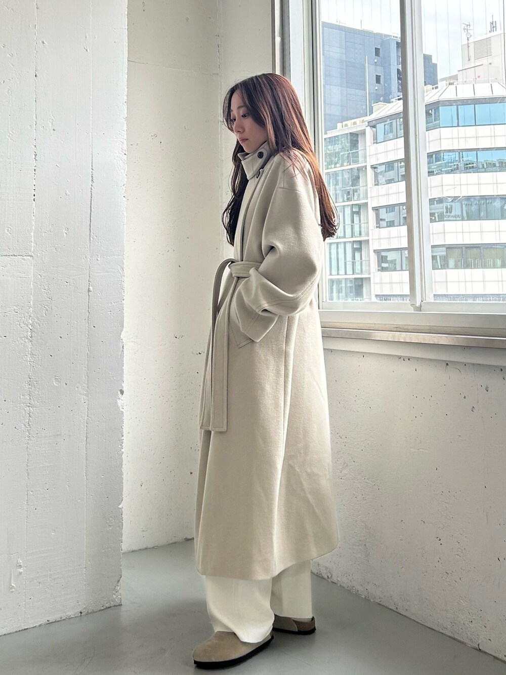 ベージュ系のサンダル、ホワイト系のその他パンツ、ベージュ系のチェスターコートを着用したレディースの秋コーディネートの3枚目の写真