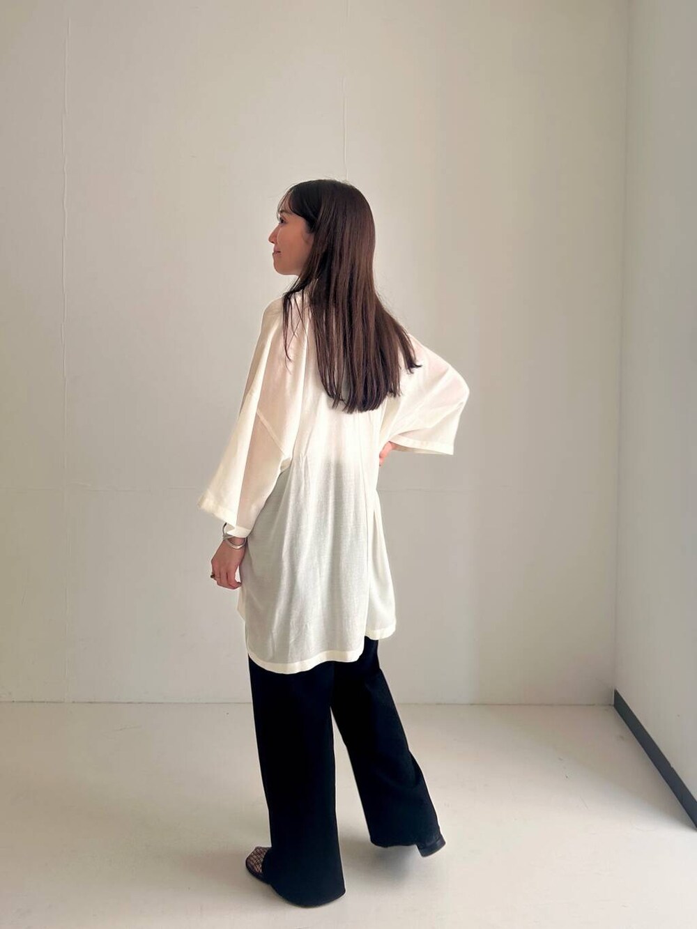 ブラック系のパンプス、ホワイト系のシャツ/ブラウス、ブラック系のその他パンツを着用したレディースの夏コーディネートの2枚目の写真