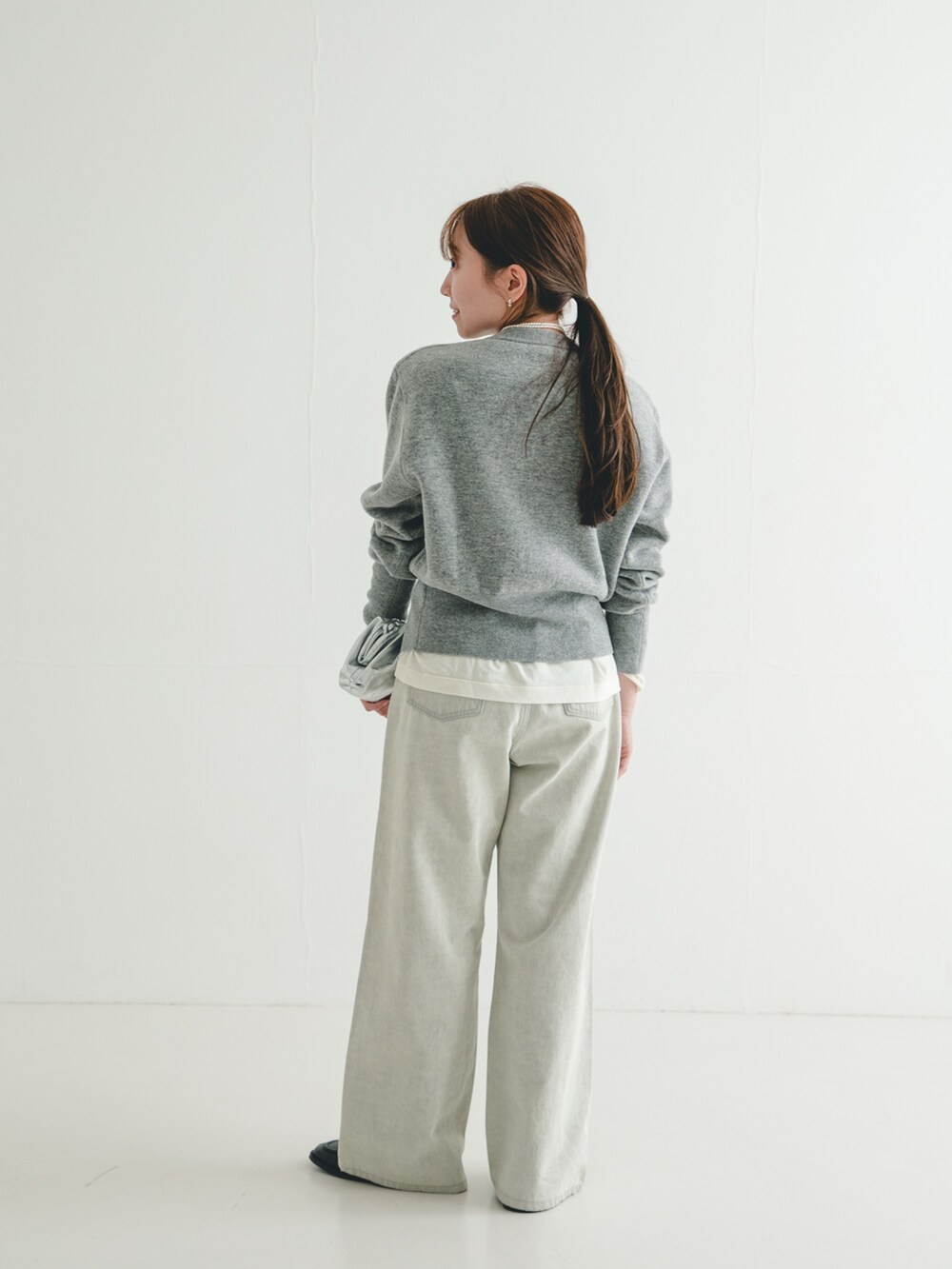 ホワイト系のTシャツ/カットソー、ブラック系のローファー、グレー系のデニムパンツを着用したレディースの冬コーディネートの3枚目の写真