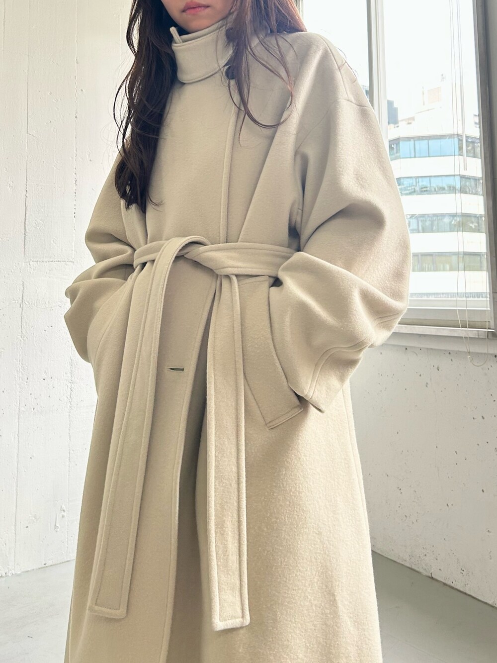 ベージュ系のサンダル、ホワイト系のその他パンツ、ベージュ系のチェスターコートを着用したレディースの秋コーディネートの6枚目の写真