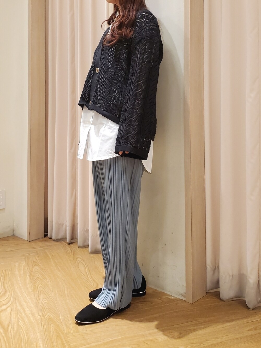 ブルー系のその他パンツ、ブラック系のカーディガン/ボレロ、ホワイト系のTシャツ/カットソーを着用したレディースの春コーディネートの2枚目の写真