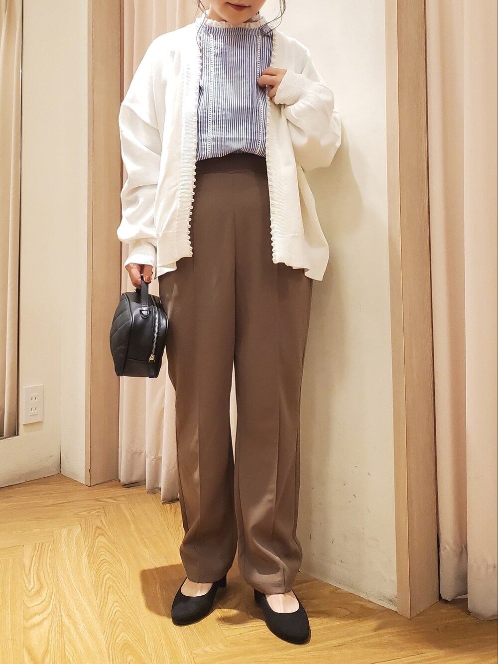 その他のトップス、ブルー系のシャツ/ブラウス、ホワイト系のカーディガン/ボレロを着用したレディースの秋コーディネートの2枚目の写真