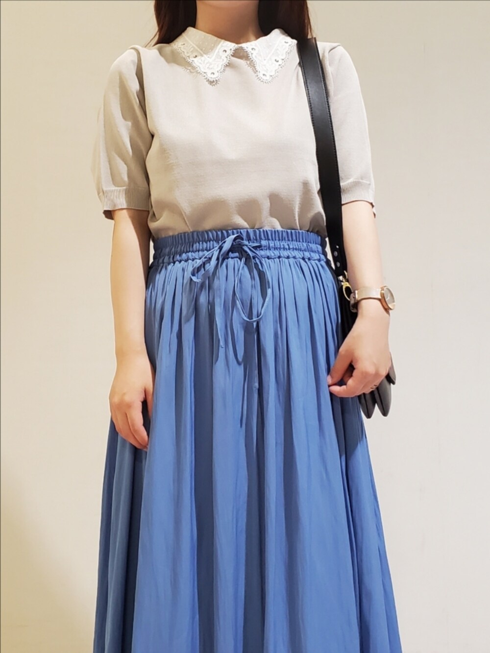 その他のトップス、グレー系のニット/セーター、ブルー系のスカートを着用したレディースの夏コーディネートの3枚目の写真
