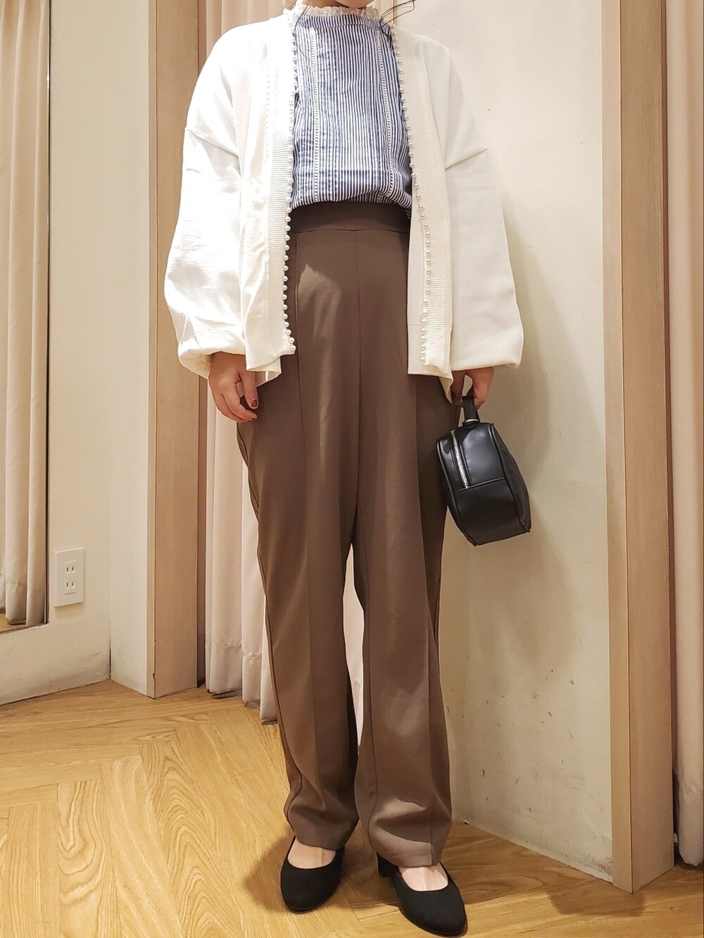 その他のトップス、ブルー系のシャツ/ブラウス、ホワイト系のカーディガン/ボレロを着用したレディースの秋コーディネートの3枚目の写真