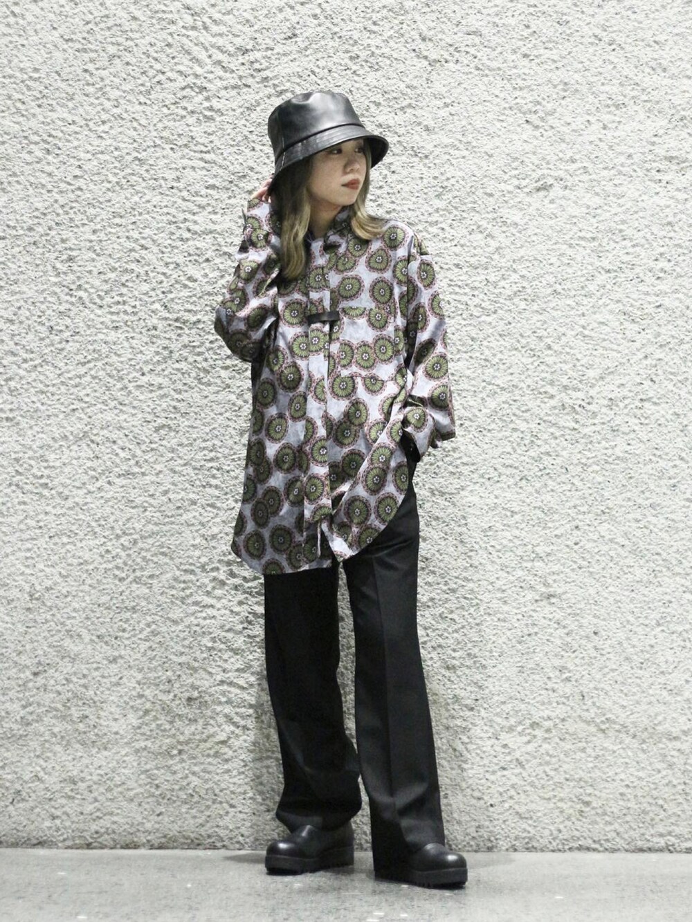 その他のシャツ/ブラウスを着用したレディースの冬コーディネートの3枚目の写真