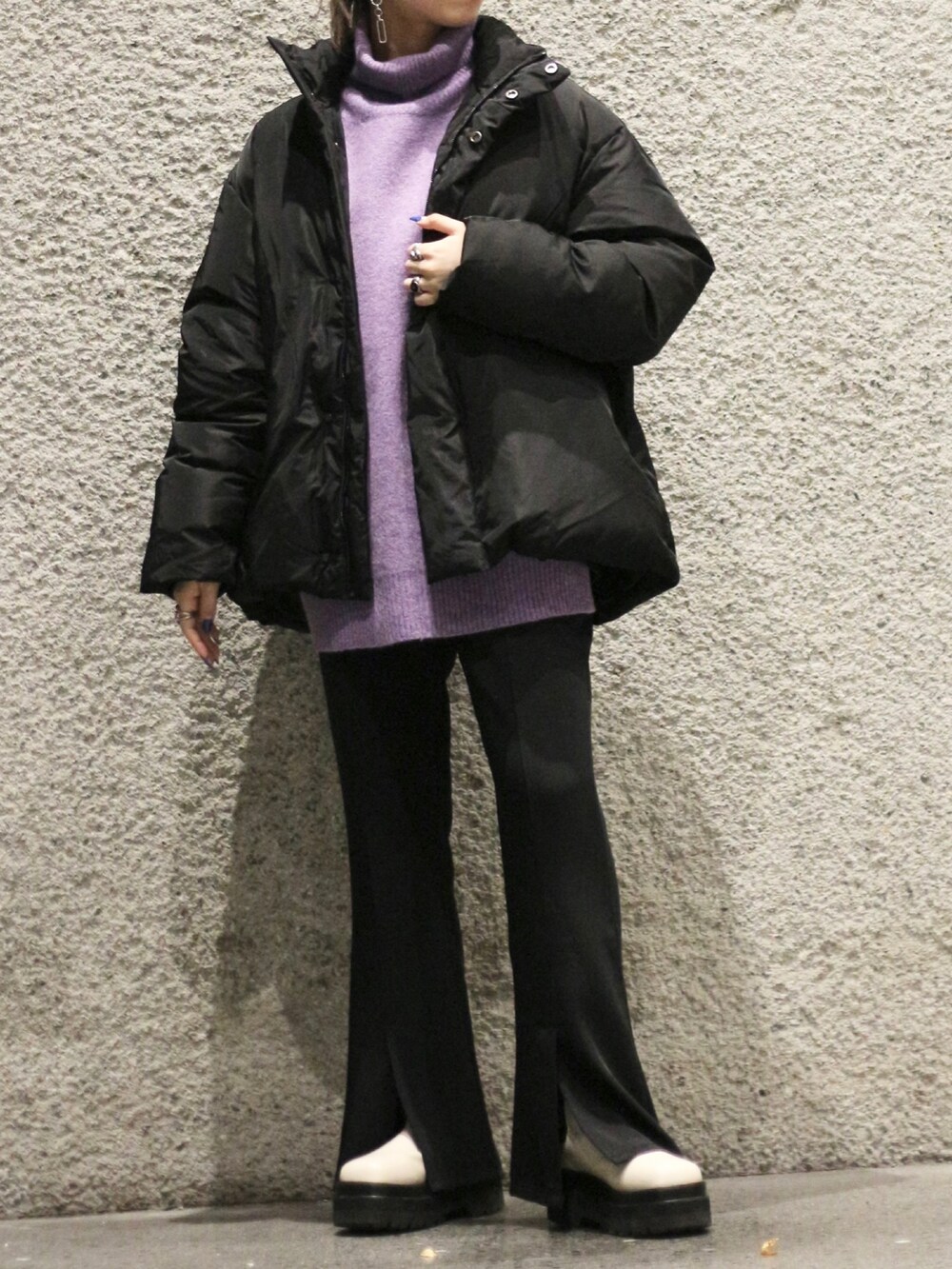 ブラック系のダウンジャケット/コート、パープル系のニット/セーターを着用したレディースの秋コーディネートの2枚目の写真