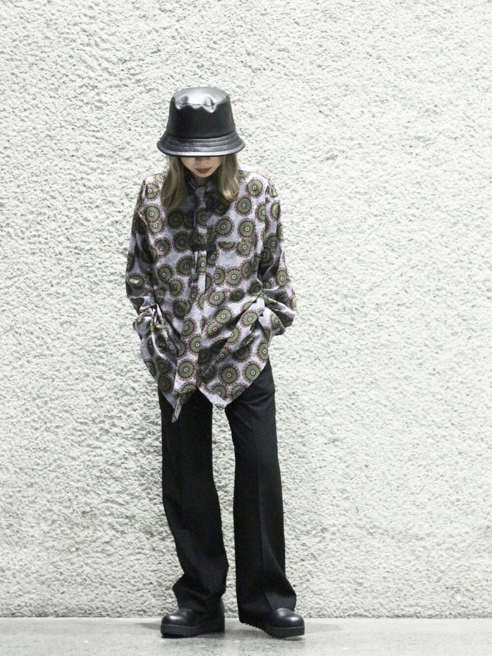 その他のシャツ/ブラウスを着用したレディースの冬コーディネートの2枚目の写真