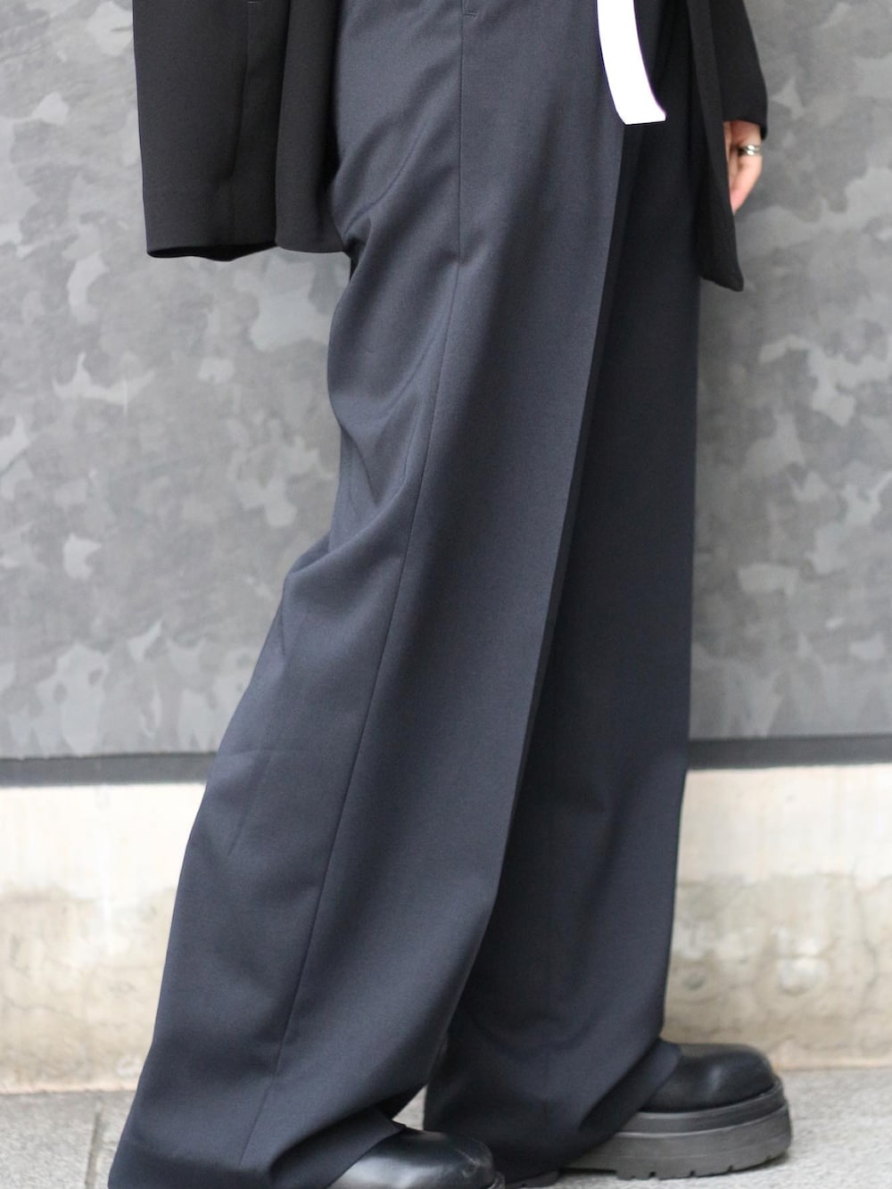 ホワイト系のシャツ/ブラウス、ブラック系のテーラードジャケット、ブラック系のスラックスを着用したレディースの冬コーディネートの3枚目の写真