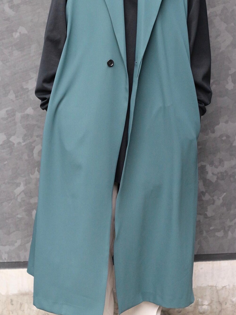 グリーン系のテーラードジャケット、ブラック系のTシャツ/カットソー、ベージュ系のスラックスを着用したレディースの春コーディネートの4枚目の写真