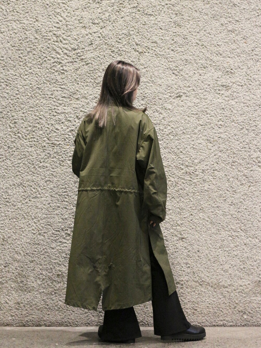 グリーン系のモッズコートを着用したレディースの冬コーディネートの3枚目の写真