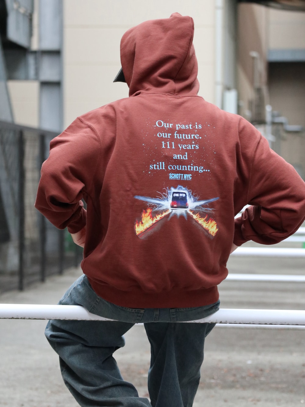 ブラウン系のパーカー、ブルー系のデニムパンツを着用したメンズの秋コーディネートの3枚目の写真