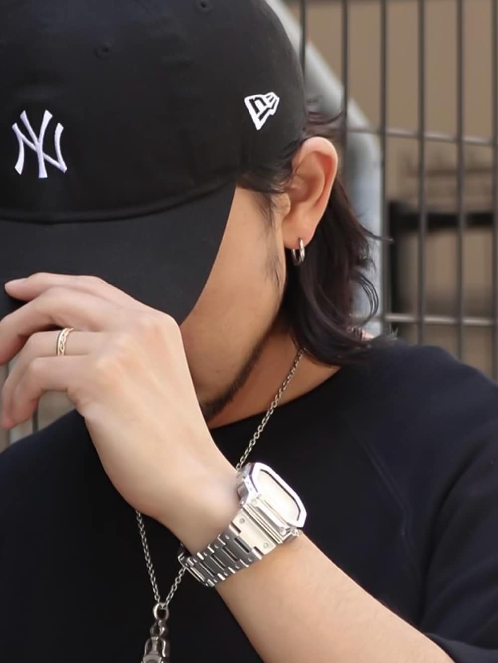 ブラック系のTシャツ/カットソー、シルバー系のピアス（片耳用）を着用したメンズの夏コーディネートの2枚目の写真