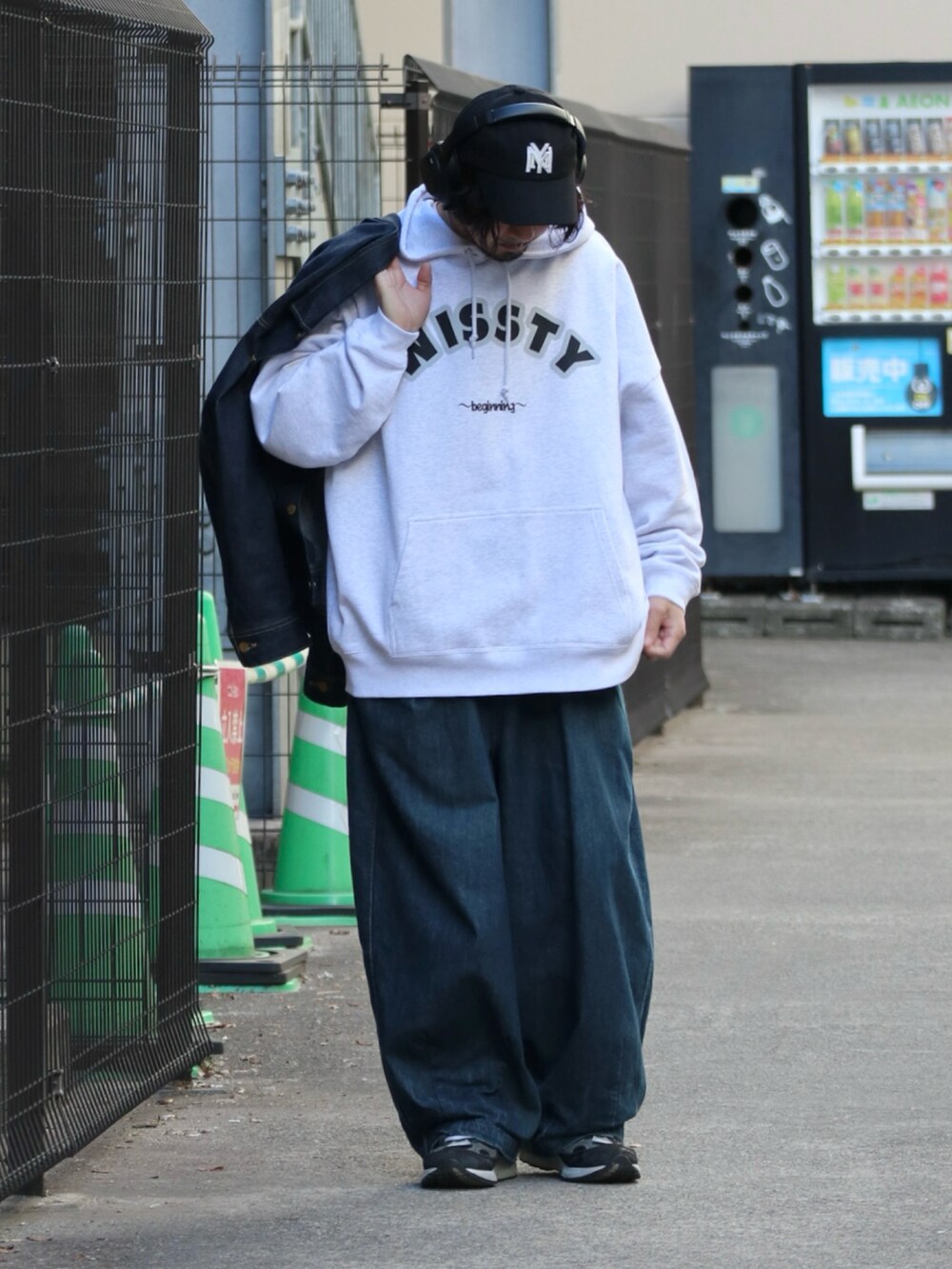グレー系のスウェット、ブルー系のデニムパンツを着用したメンズの冬コーディネートの2枚目の写真