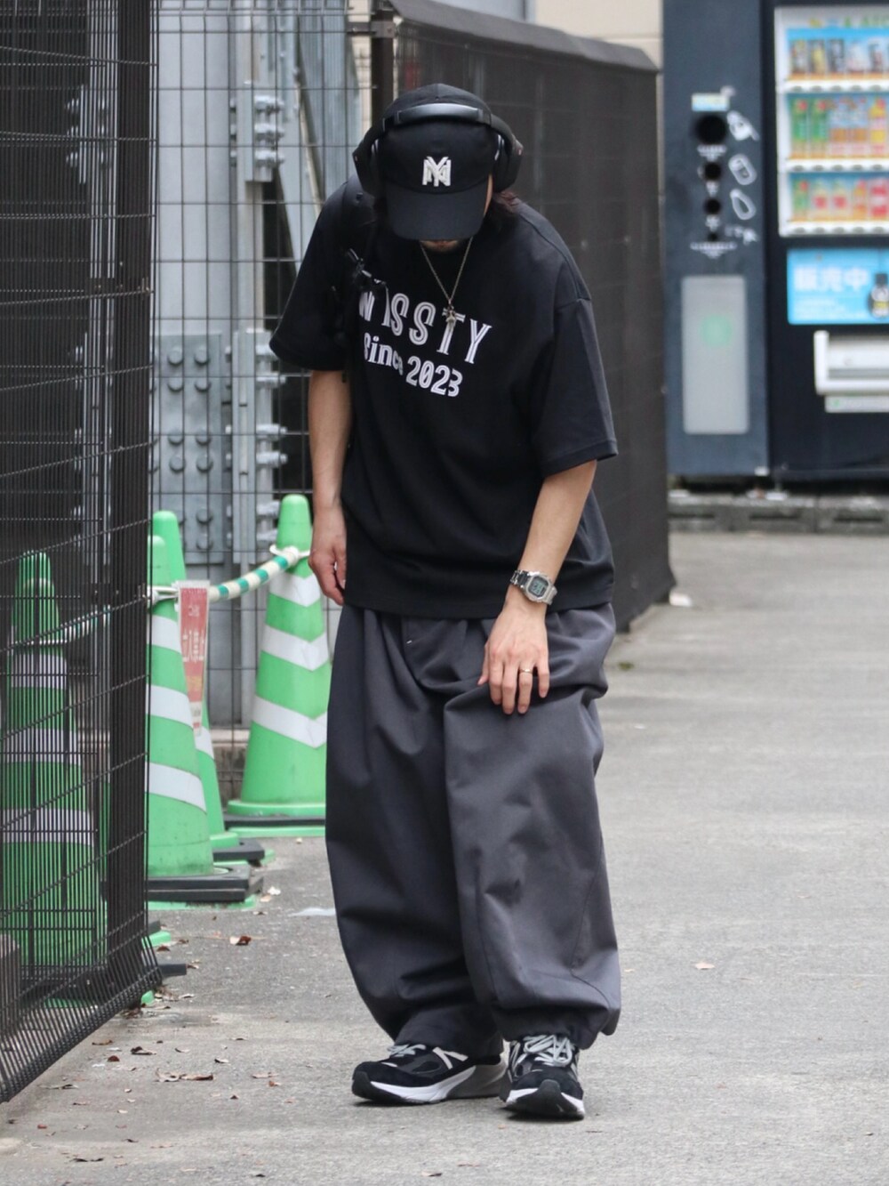 ブラック系のTシャツ/カットソー、グレー系のその他パンツ、ブラック系のスニーカーを着用したメンズの春コーディネートの3枚目の写真