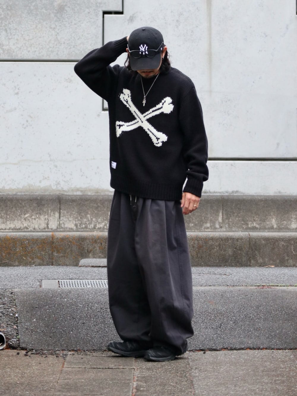 ブラック系のニット/セーター、ブラック系のスニーカー、グレー系のその他パンツを着用したメンズの秋コーディネートの3枚目の写真