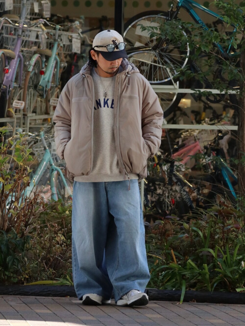 ブラック系のナイロンジャケット、ブルー系のデニムパンツを着用したメンズの冬コーディネートの2枚目の写真