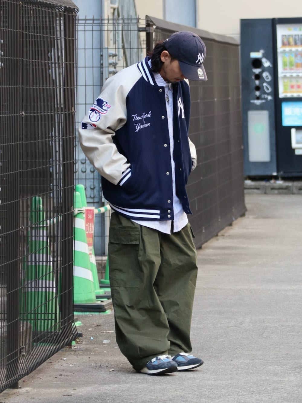 ブルー系のスタジャン、その他のシャツ/ブラウス、グリーン系のその他パンツを着用したメンズの秋コーディネートの2枚目の写真