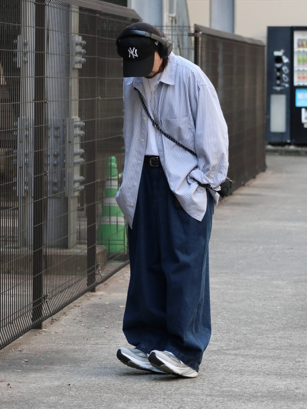 「みんなの白Tフェス、デニム、ビッグシルエット、シャツスタイル、大人カジュアル、スニーカー、キャップ、お出かけコーデ、休日スタイル、きれいめカジュアル」｜「ANGLANのANGLAN-Stone Vintage Denim Balloon Pant/アングラン デニムバルーンパンツ（デニムパンツ、ブルー系）」を使った、DAIGOさん（骨格ナチュラル・メンズ・166cm）の夏コーディネートの2枚目の写真