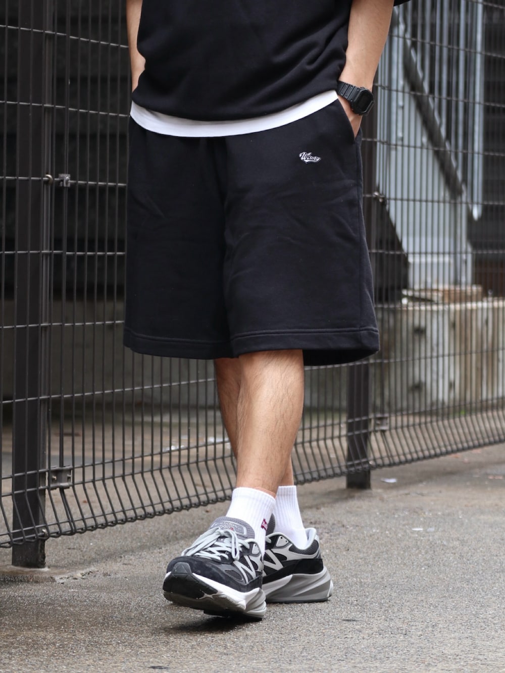 ブラック系のTシャツ/カットソー、ブラック系のスウェットパンツ、ブラック系のスニーカーを着用したメンズの春コーディネートの2枚目の写真