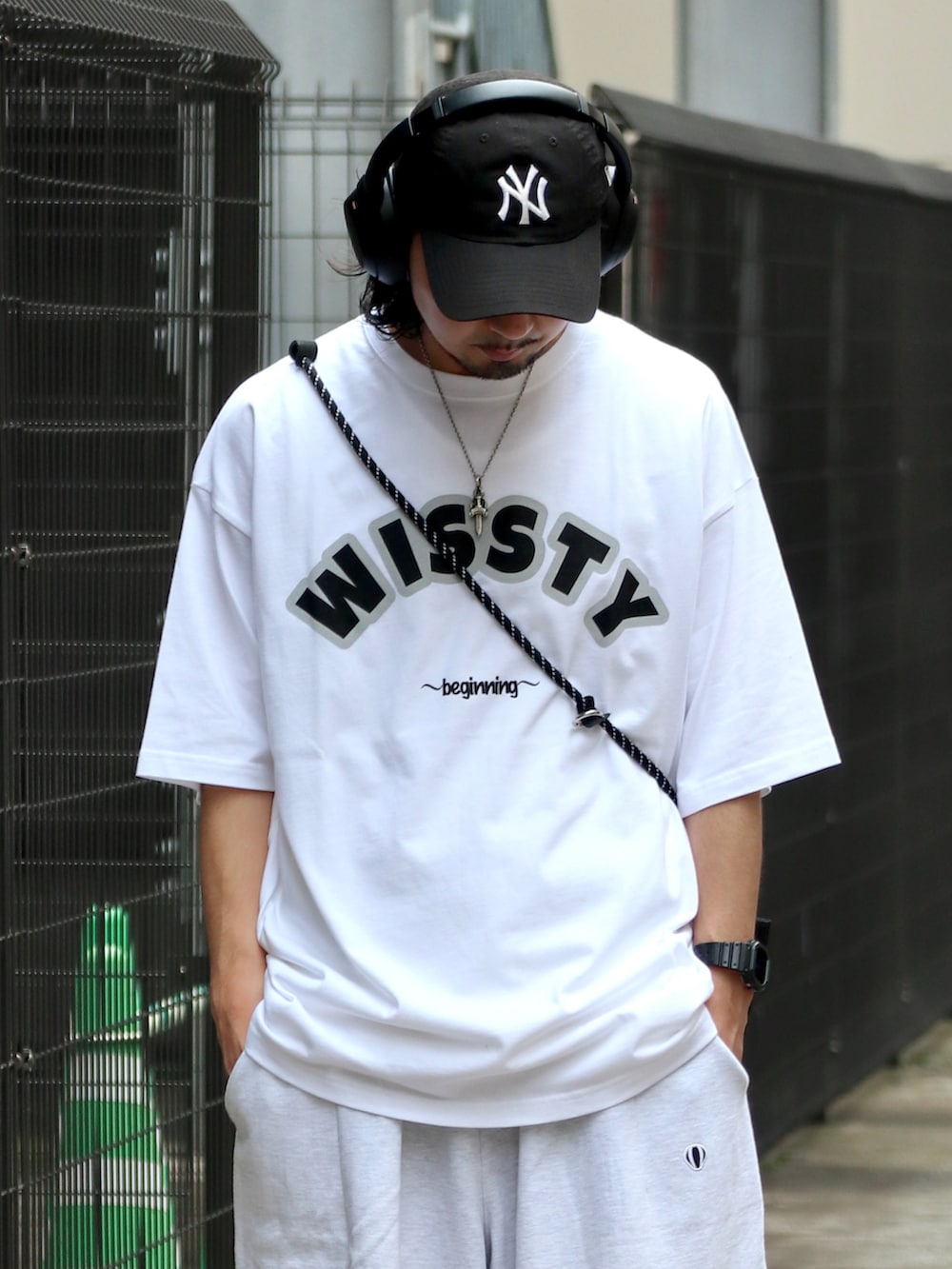 ホワイト系のTシャツ/カットソー、ホワイト系のスウェットパンツ、その他のその他を着用したメンズの夏コーディネートの2枚目の写真