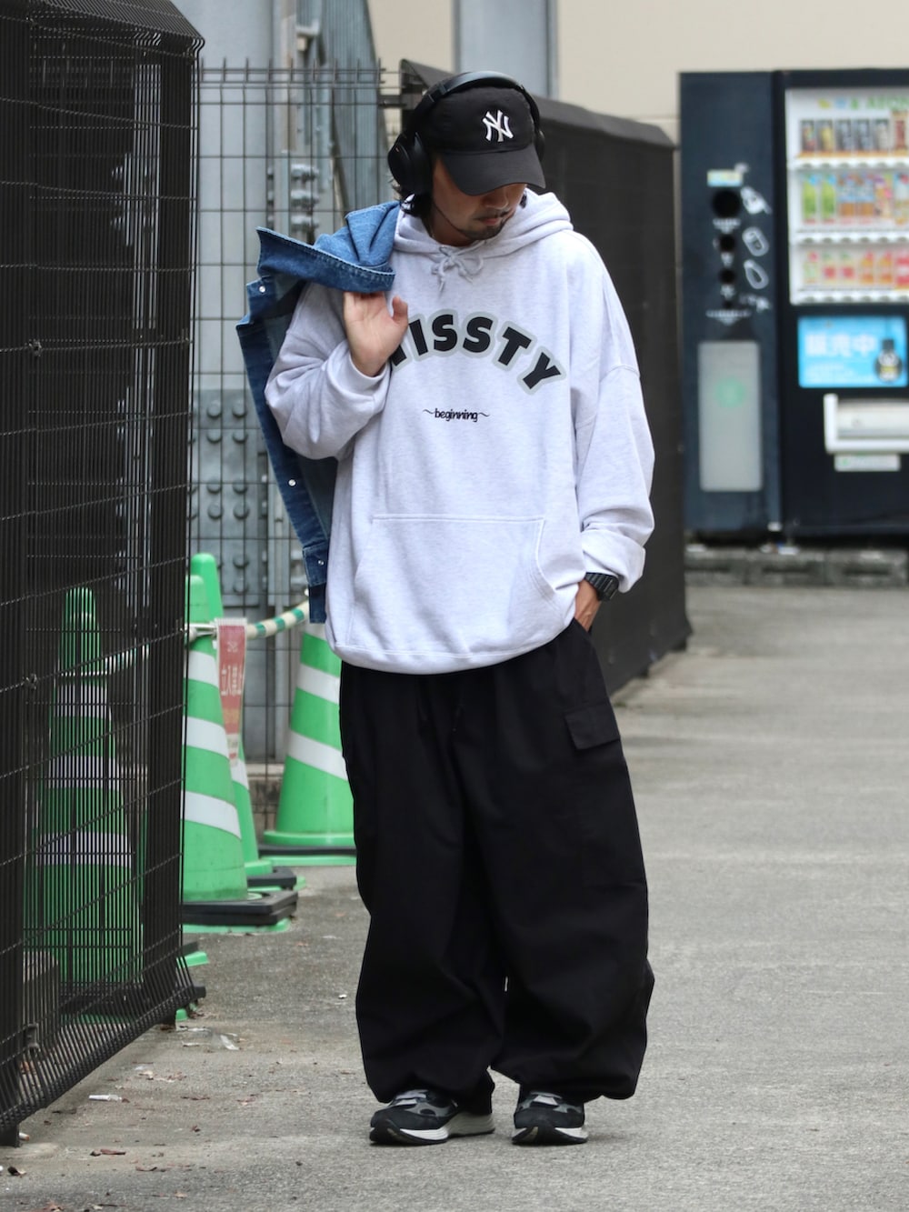 グレー系のスウェット、ブラック系のその他パンツを着用したメンズの秋コーディネートの2枚目の写真