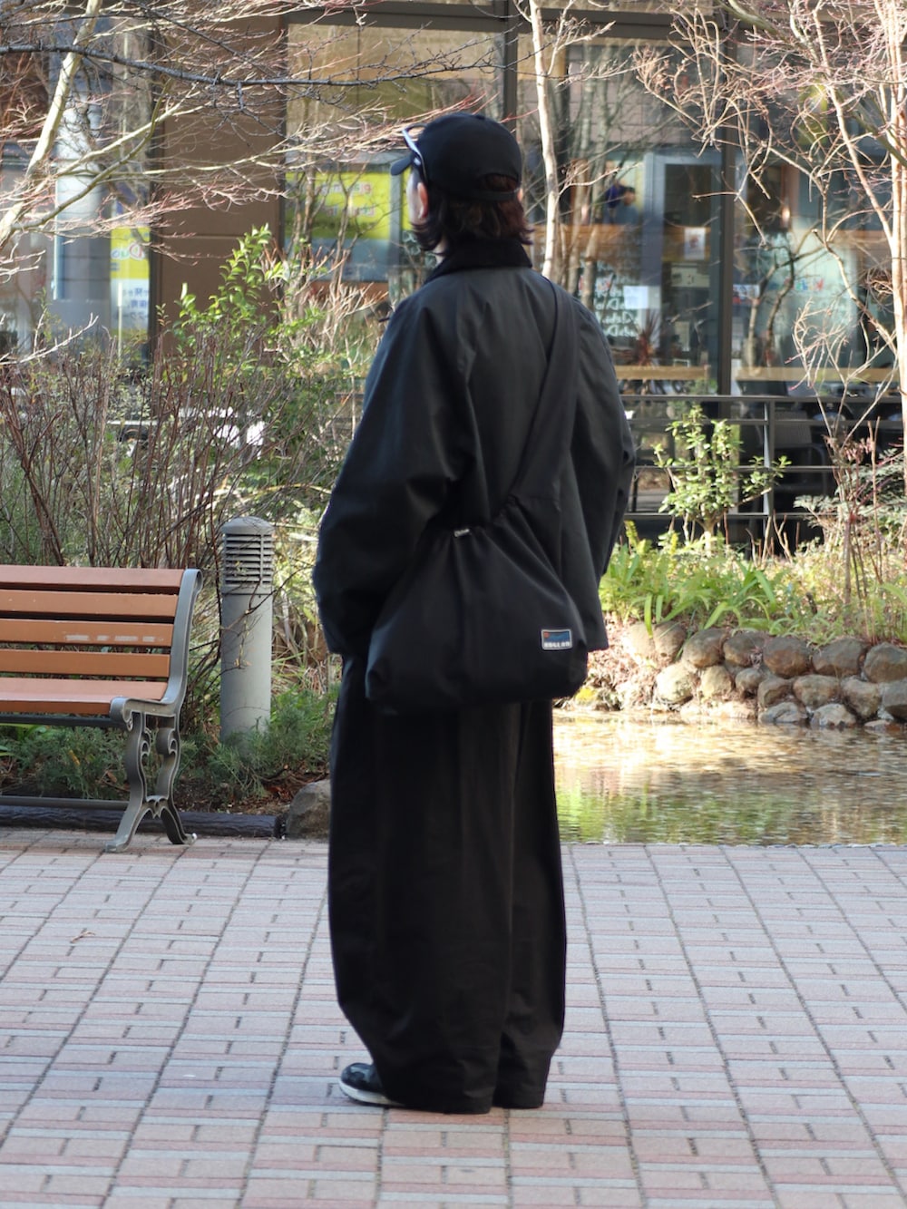 ブラック系のブルゾンを着用したメンズの冬コーディネートの2枚目の写真