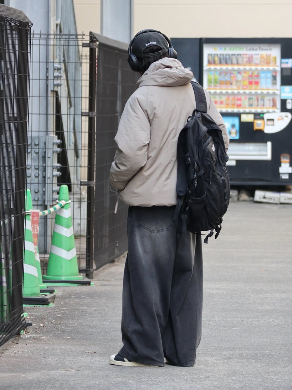 ブラック系のナイロンジャケット、ブラック系のデニムパンツを着用したメンズの冬コーディネートの2枚目の写真